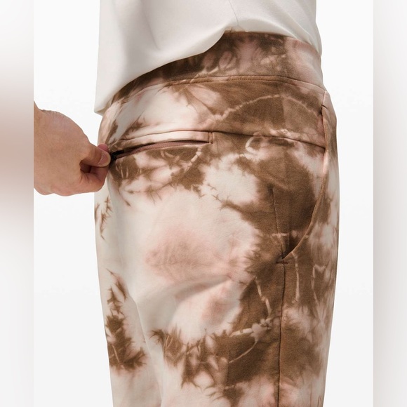 Lululemon Men’s City Sweat Jogger 29" *Earth Dye
Earth Color Clay Size Medium - Picture 3 of 8
